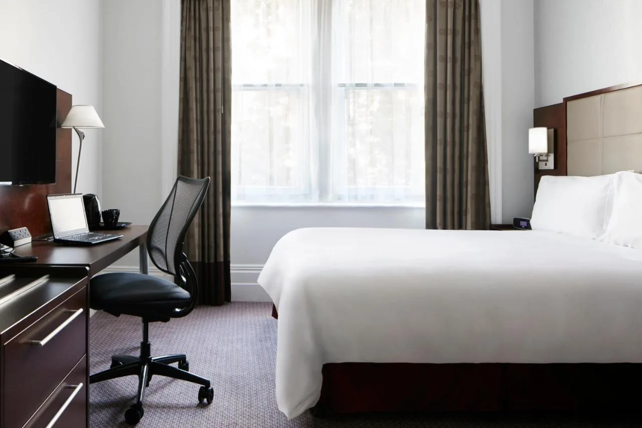 Deluxe Queen Room